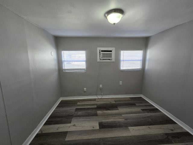 Building Photo - 4943 E Hillsborough Ave