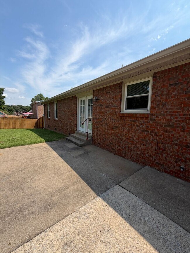 Building Photo - 526 Westwood Dr