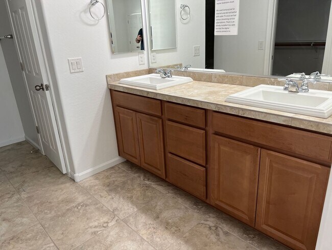 Building Photo - Spacious 4-Bedroom Home in Valencia Height...