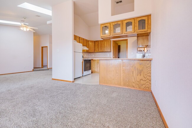 Building Photo - Inviting 3 Bed 2 Bath - Pet Friendly!