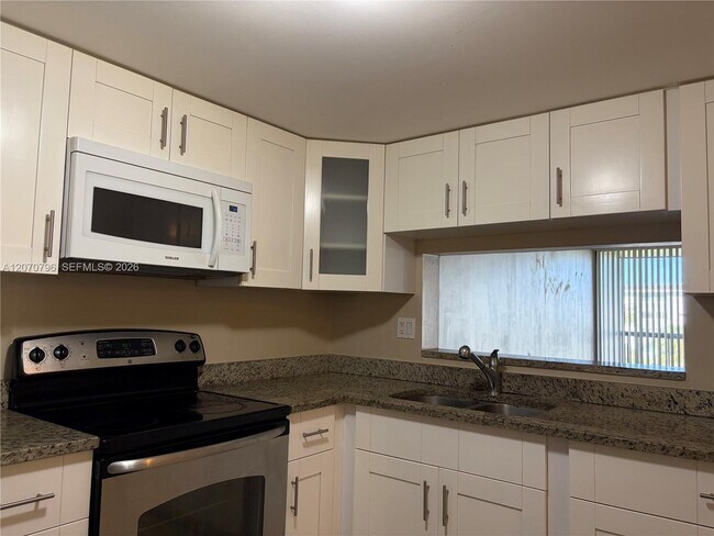Building Photo - 10865 SW 112th Ave