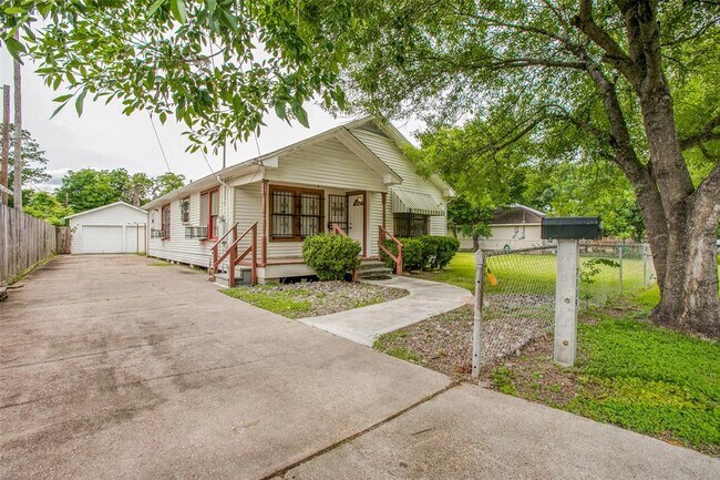 Building Photo - 7119 Farnsworth St