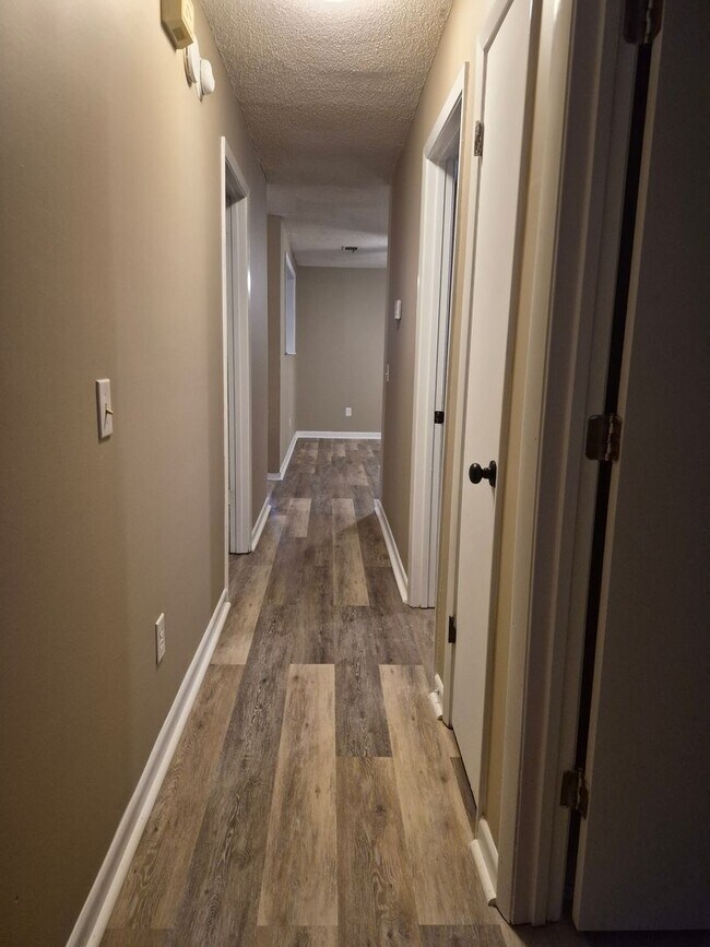Building Photo - 145 Deerwood Ct