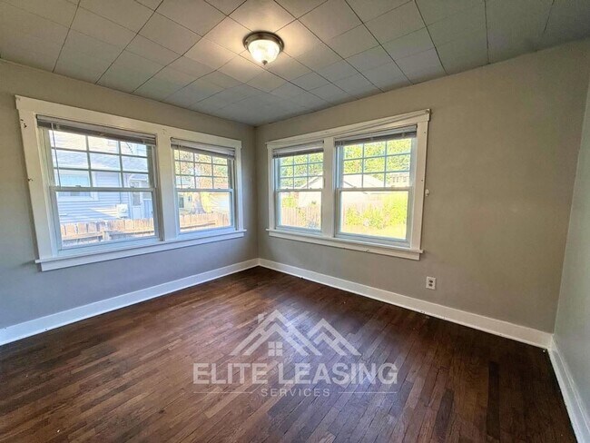 Building Photo - 326 SW Courtland Ave