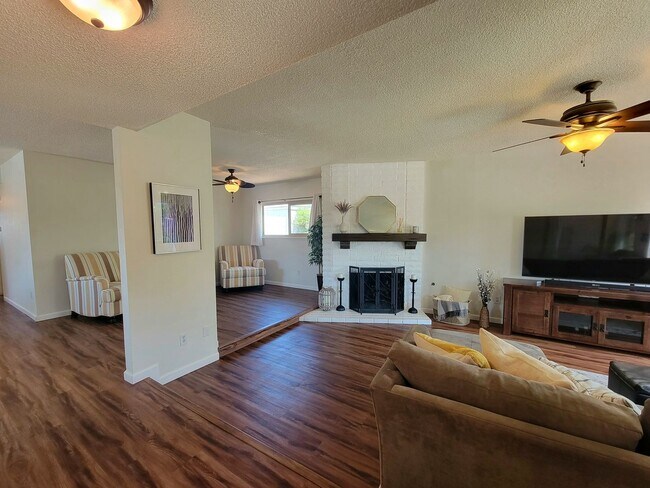 Building Photo - Darling, Move-In Ready Home in Highly Sought After Neighborhood w/ a Great View!!