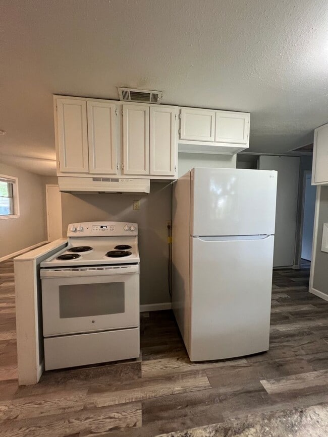 Building Photo - 3 Bedroom 1 bath Home for Lease