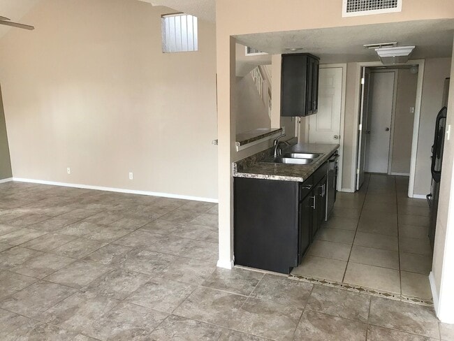 Building Photo - West El Paso 3 bed refrig A/C Home with Bo...
