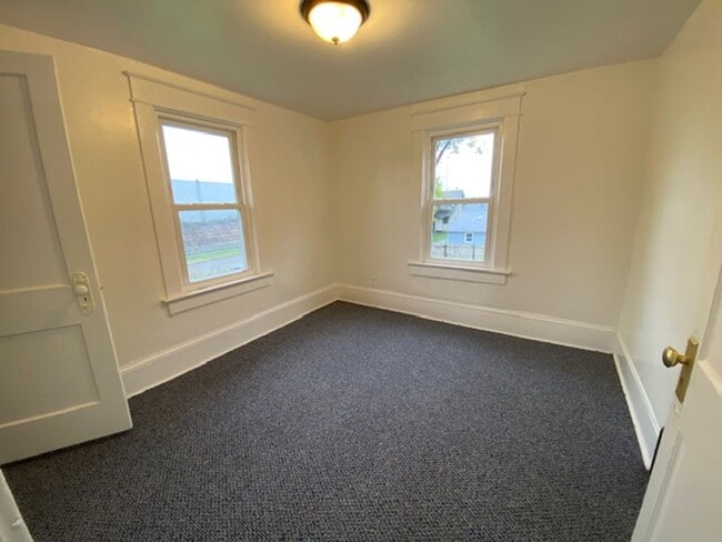 Building Photo - Large Single-Family Home in East Akron