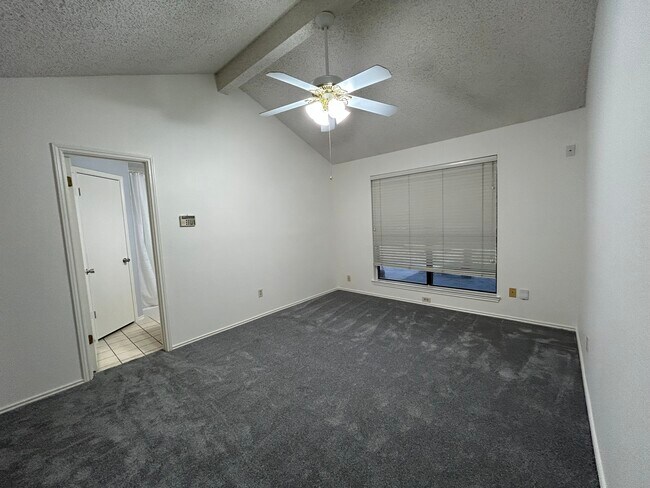 Building Photo - 2320 Aquaduct Dr
