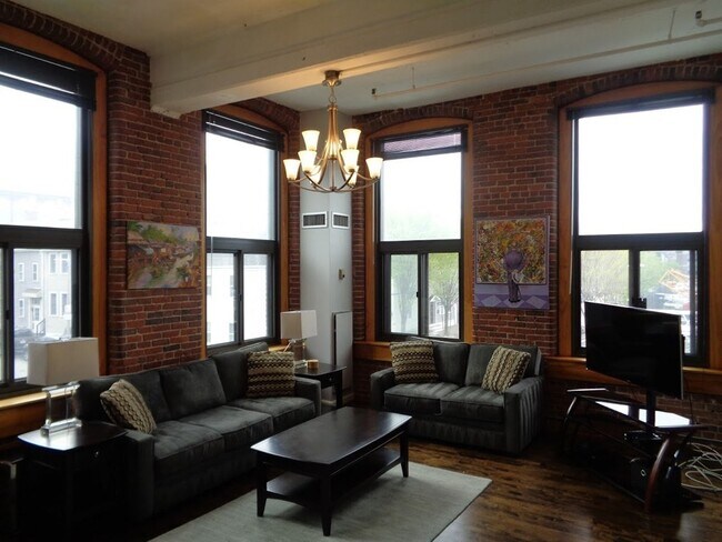 Primary Photo - 320 W 2nd St