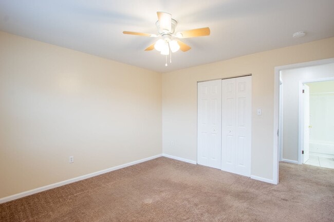 Building Photo - Great - 2 BEDROOM - Bright Open Floor Plan !!