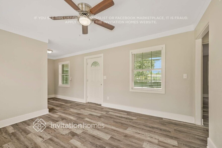 Building Photo - 450 Iris Rd