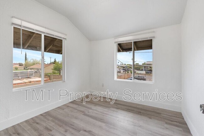 Building Photo - 1647 E 6th St