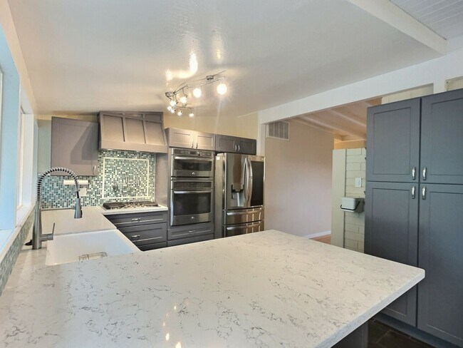 Building Photo - 5 BD / 4 BA - Stunning Mountain View Home ...