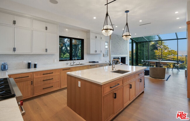 Building Photo - 7052 Dume Dr