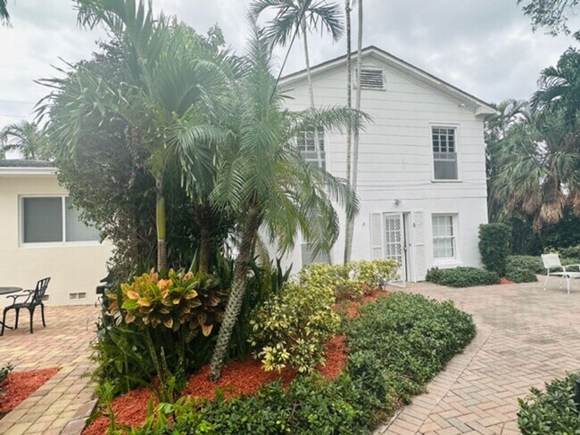Interior Photo - 120 N Palmway