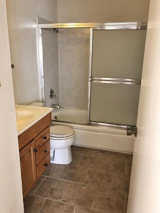 Building Photo - 3 Bedroom 1 Bath w/ 1 Car Garage and Yard - North Vacaville *STAR RENTALS