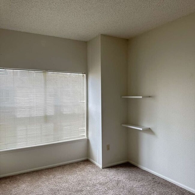 Building Photo - Lovely 2-Bedroom Condo with Modern Comfort...