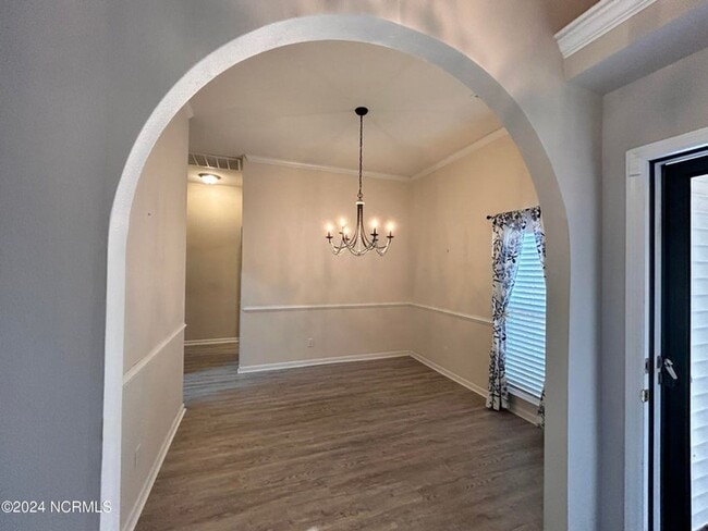 Building Photo - Beautiful brick home in sought-after Sandp...