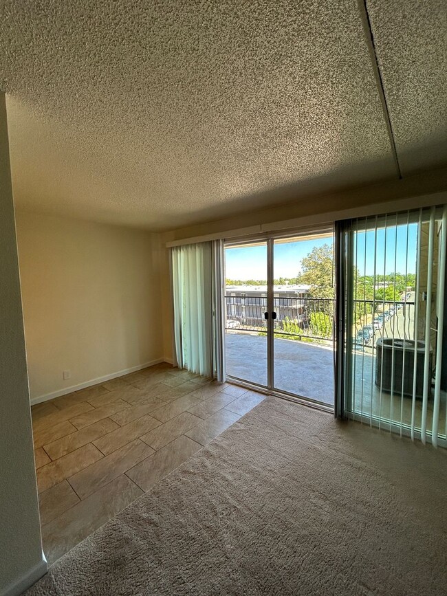 Building Photo - 2 Bedroom Corner Condo Available at Spanis...