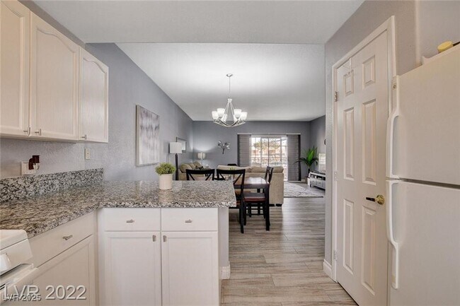 Building Photo - 352 Amber Pine St