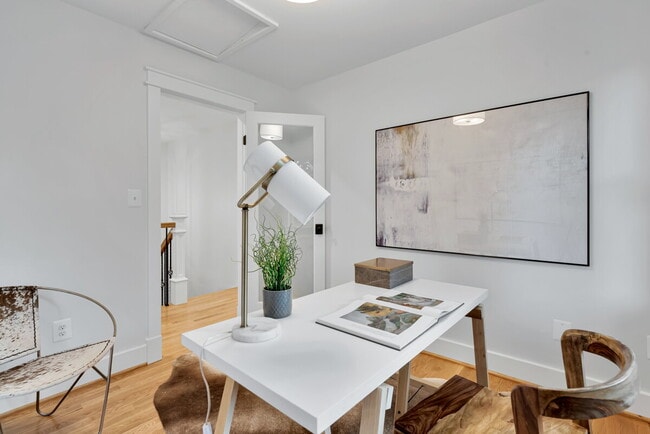 Building Photo - "Luxurious 6-Bed, 6-Bath Arlington Retreat...