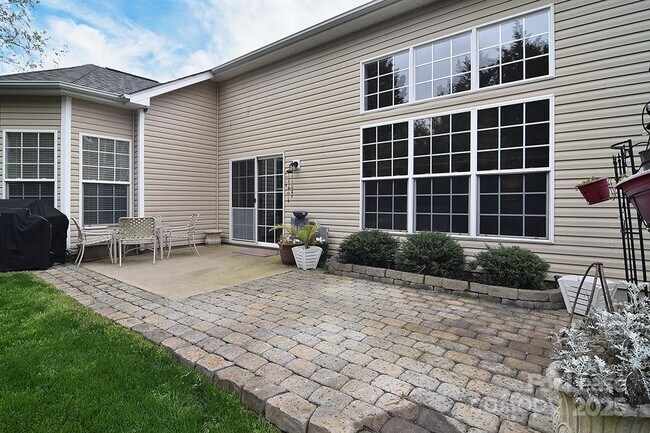 Building Photo - 1116 Sarandon Dr