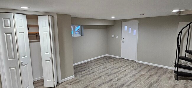 Building Photo - 44 Kenyon Ave