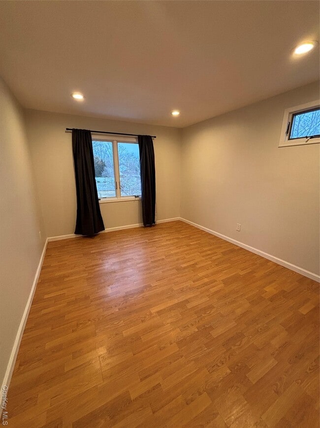 Building Photo - 23 W Court Dr