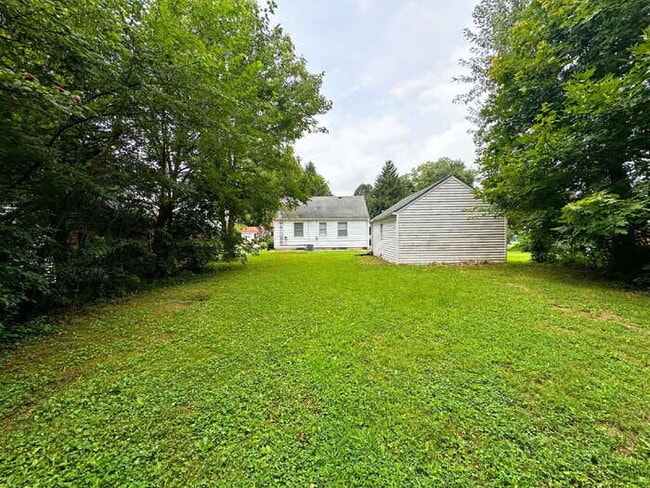 Building Photo - EAST SIDE 3 BEDROOM WITH BASEMENT!  AVAILABLE NOW!