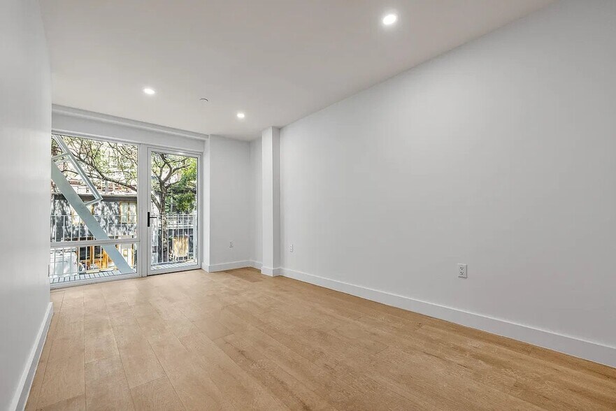 Building Photo - 18 E 13th St