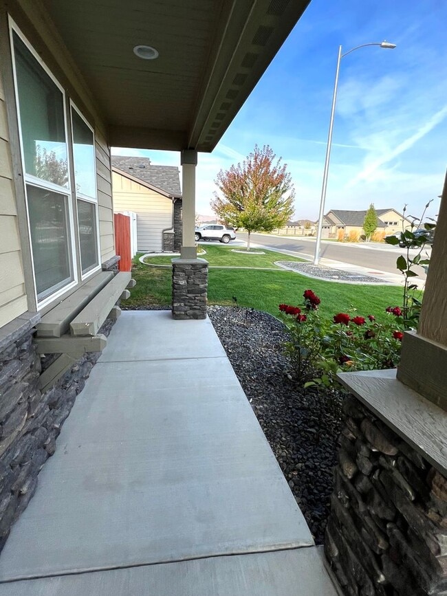 Building Photo - West Richland Home On 0.32 Acres