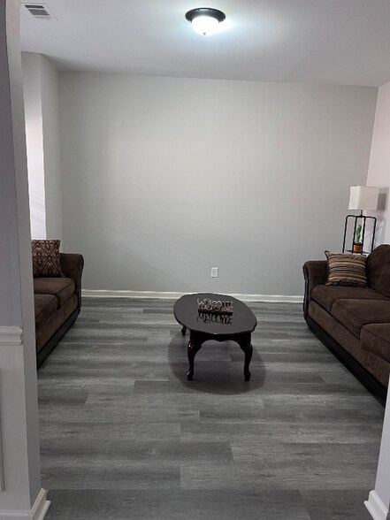 Building Photo - 1432 English Manor Cir