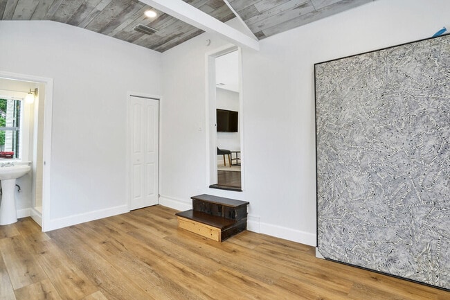 Building Photo - 413 36th St