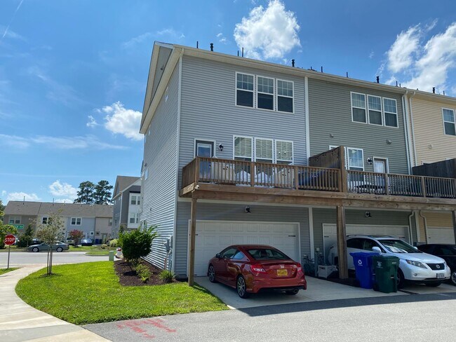 Building Photo - Huntington Pointe