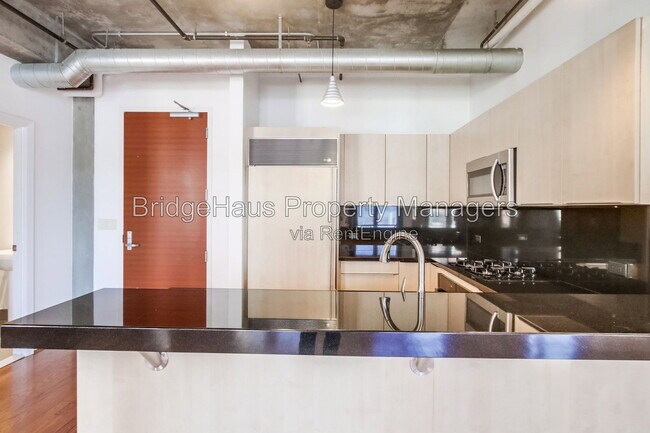 Building Photo - 877 Island Ave