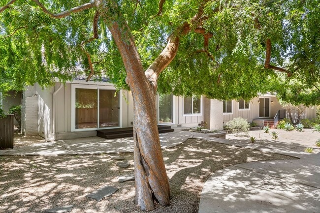 Building Photo - Spacious Menlo Park Retreat with 6 Bedroom...