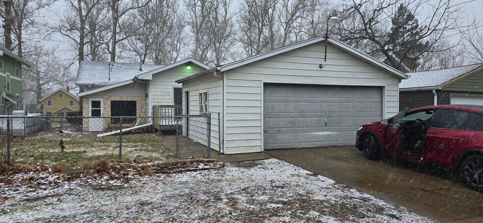 Building Photo - 1420 Thompson Ave