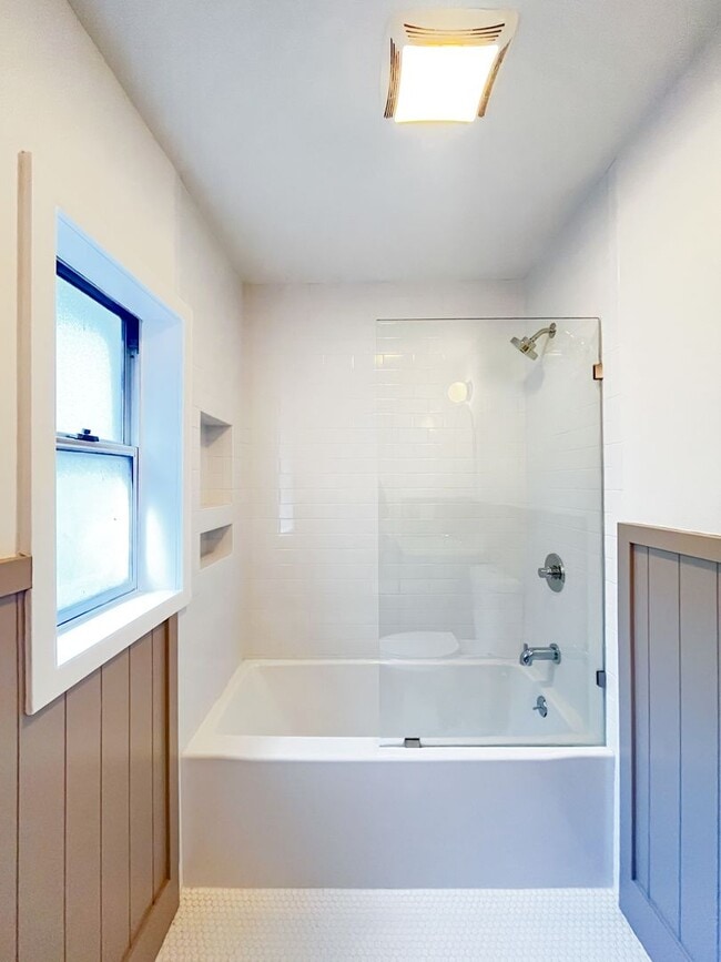 Building Photo - 2246 N Alvarado St