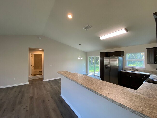 Building Photo - Custom Home - Desirable SE Ocala Neighborhood 3/2/2 **Won't Last**