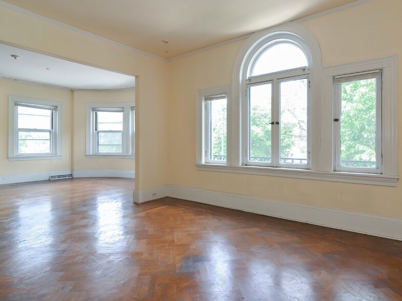 Primary Photo - 923 Beacon St