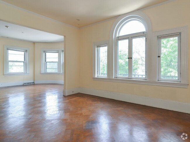 Building Photo - 923 Beacon St