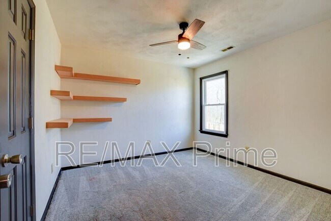 Building Photo - 412 Saddle Ct