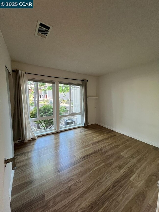 Building Photo - 438 Ridgeview Dr