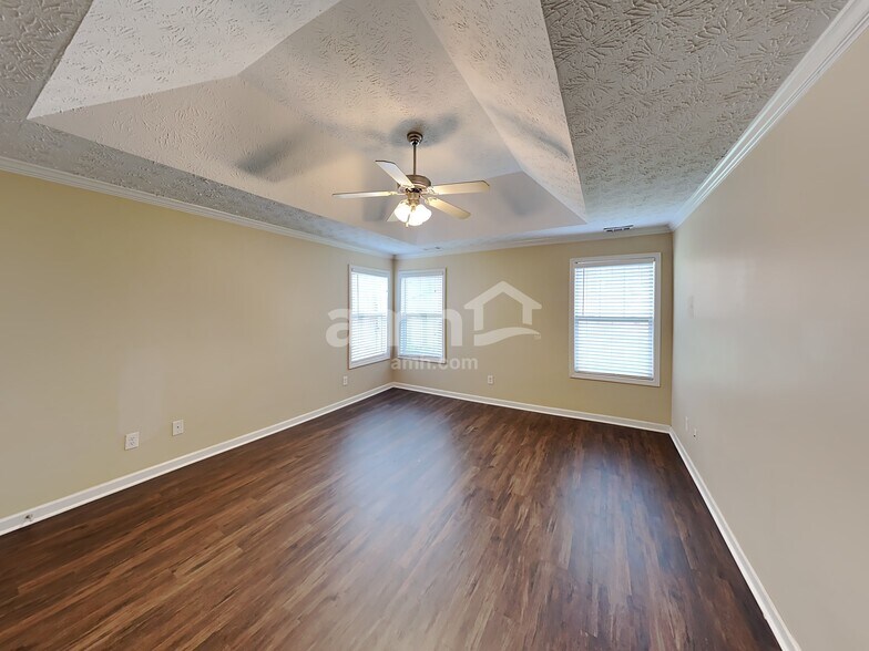 Building Photo - 303 Cole Creek Dr