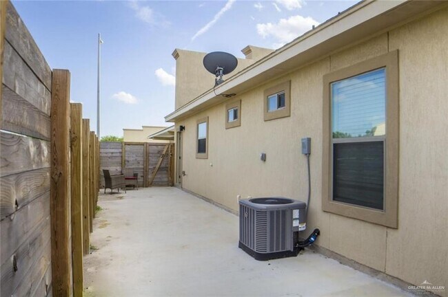 Building Photo - 704 E Myrtle Beach Ave