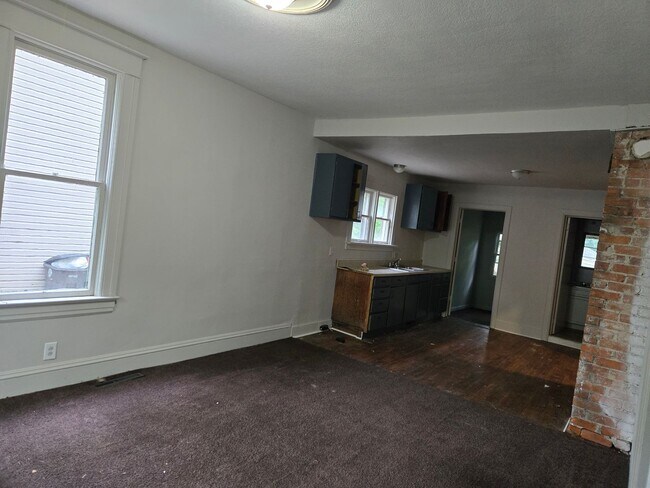 Building Photo - 615 W Foster Pkwy