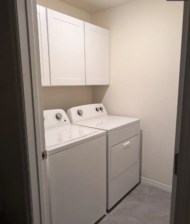 Building Photo - 822 18th Ave SE