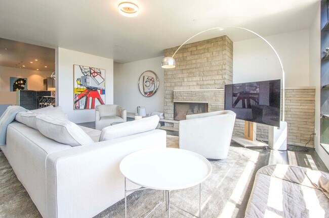 Building Photo - Stunning 4Bed/2.5ba Condo in Pacific Heights