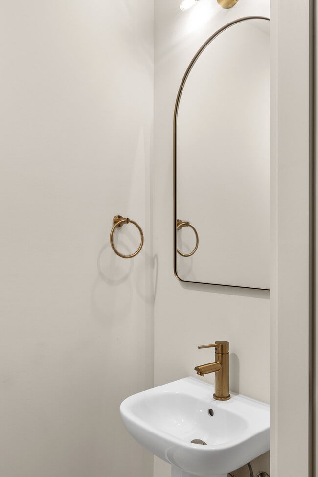 Building Photo - 1325 N Dewey Ave